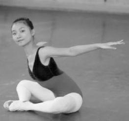 成人美女压脚背训练视频,成人美女压脚背训练秘籍