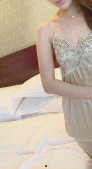 成人女孩吊带睡裙视频,成人女孩吊带睡裙风情演绎