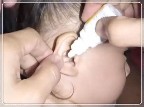成人给孩子掏耳屎视频,家长掏耳屎的温馨瞬间