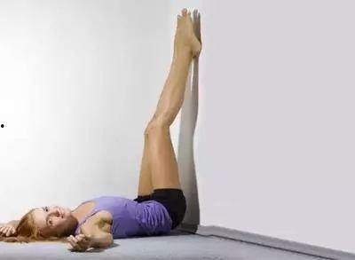成人瑜伽向上伸腿视频,跟随视频轻松学会向上伸腿动作  第2张