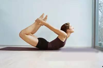 成人瑜伽向上伸腿视频,跟随视频轻松学会向上伸腿动作  第3张