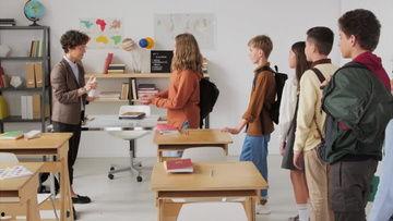 成人绘画上课视频素材  第3张