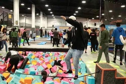 亲子成人蹦床视频在线,一起蹦床，共享快乐瞬间