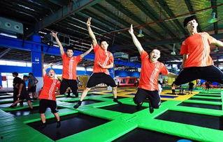 亲子成人蹦床视频在线,一起蹦床，共享快乐瞬间  第2张